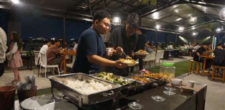 Tamu mengambil hidangan prasmanan di Uptown
